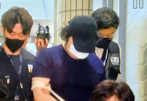 영장 실질심사 향하는 A 씨. 연합뉴스