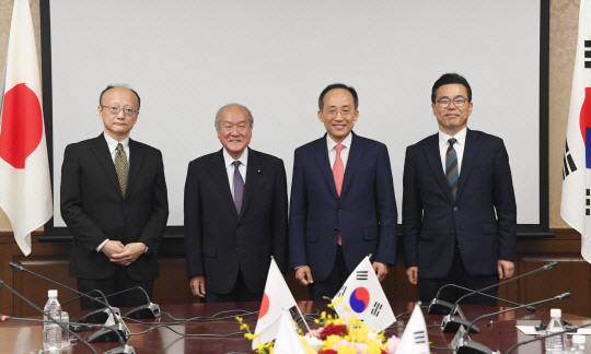 추경호(오른쪽 두 번째) 부총리 겸 기획재정부 장관이 지난 6월 29일 일본 도쿄 재무성에서 열린 ‘제8차 한-일 재무장관회의’에 참석해 스즈키 ?이치((鈴木俊一·〃 세 번째) 일본 재무장관과 기념 사진을 찍고 있다. 기재부 제공