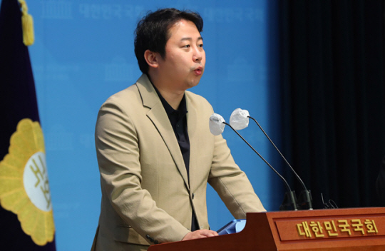 장예찬 국민의힘 청년최고위원이 12일 오전 서울 여의도 국회에서 여선웅 전 청와대 청년소통정책관과 함께 ‘타다금지법 폐기’를 촉구하는 기자회견을 하고 있다. 뉴시스