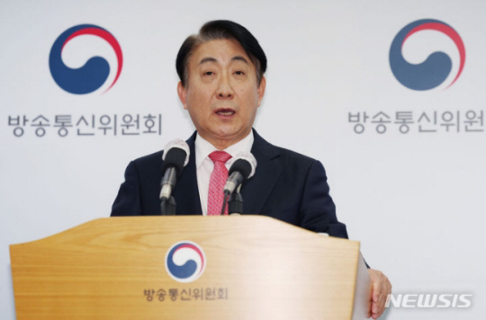 사퇴 입장 밝히는 이동관 방송통신위원장.(뉴시스)
