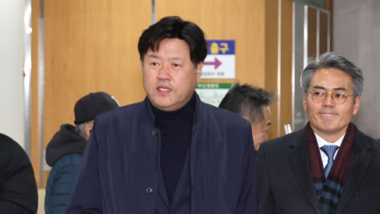 대장동 민간업자들에게서 불법 정치자금과 뇌물을 받은 혐의로 기소된 김용 전 민주연구원 부원장이 30일 오후 서울 서초동 서울중앙지법에서 열린 1심 선고 공판에 출석하고 있다. 연합뉴스