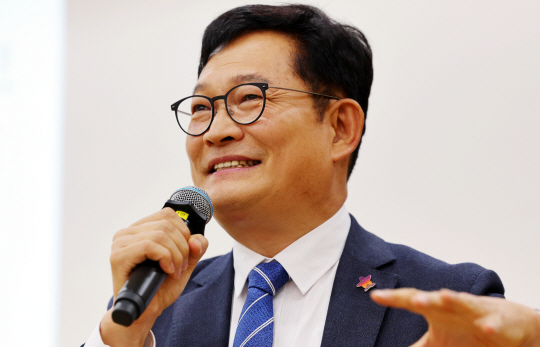 19일 오후 광주 서구 김대중컨벤션센터에서 열린 ‘송영길의 선전포고’ 출판기념회에서송영길 전 더불어민주당 대표가 인사말을 하고 있다. 연합뉴스