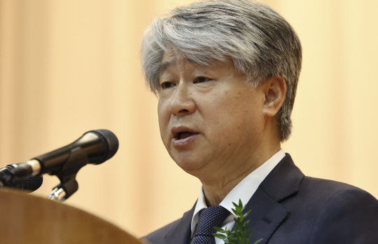 이종석 헌법재판소장이 1일 오후 서울 종로구 헌법재판소에서 열린 취임식에서 취임사를 하고 있다. 연합뉴스