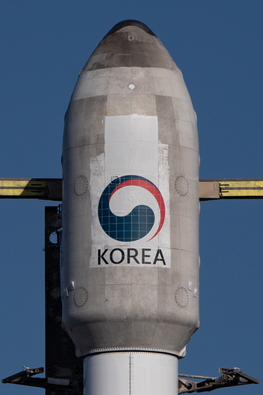 우리 군 최초의 군사정찰위성 1호기를 탑재한 팰콘(Falcon)-9 발사체 상단 부분. 2일 오전 3시19분(한국시간) 미국 캘리포니아주 샌타바버라군 반덴버그 우주군 기지에서 발사 예정일을 하루 앞두고 팰콘-9 발사체가 기립이 완료한 상태로 발사 대기하고 있다.사진 스페이스X 제공
