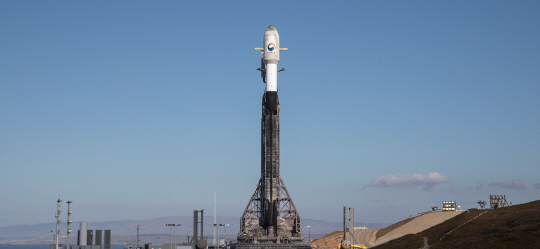 미국 캘리포니아주 반덴버그 우주군기지에서 발사 예정일을 하루 앞두고 현지시각 11월30일 우리 군 최초 군사정찰위성 1호기를 탑재한 팰콘(Falcon)-9 발사체가 기립이 완료한 상태로 발사 대기하고 있다.사진 스페이스X 제공