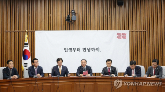 윤재옥(가운데) 국민의힘 원내대표가 1일 오전 국회에서 열린 원내대책회의에서 발언하고 있다. 왼쪽부터 이태규 당 정책위원회 수석부의장, 국회 기획재정위원회 위원장인 김상훈 의원, 이만희 사무총장, 윤 원내대표, 이양수 원내수석부대표, 법제사법위원회 여당 간사인 정점식 의원, 예산결산특별위원회 간사를 맡고 있는 송언석 의원. 연합뉴스.