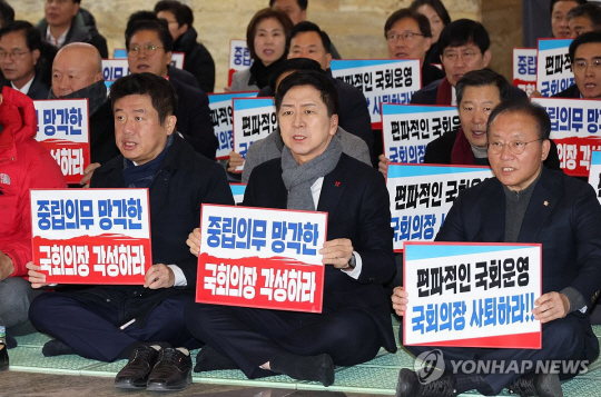 김기현(가운데) 국민의힘 대표가 1일 오전 국회 본회의장 앞 로텐더홀에서 열린 국민의힘 ‘의회폭거 대응 비상의원총회’에 참석해 구호를 외치고 있다. 왼쪽부터 유의동 정책위의장, 김대표, 윤재옥 원내대표. 연합뉴스