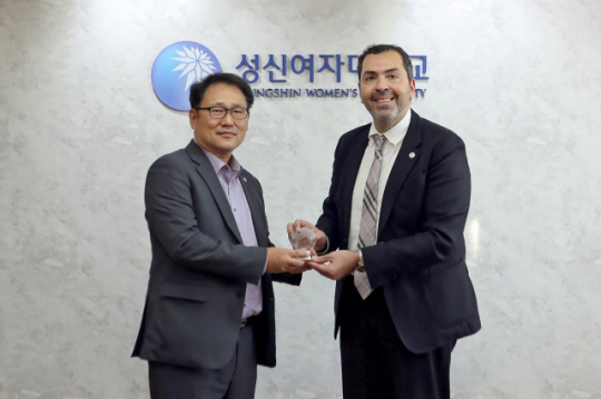 이성근 성신여대 총장(왼쪽)이 수상 후 아이만 타라비쉬 세계중소기업학회(ICSB)사무총장과 기념 촬영을 하고 있다. 성신여대 제공