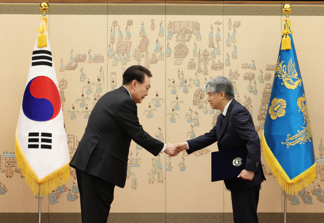 윤석열 대통령이 1일 오전 용산 대통령실 청사에서 이종석 신임 헌법재판소장에게 임명장을 수여한 뒤 악수하고 있다.   연합뉴스