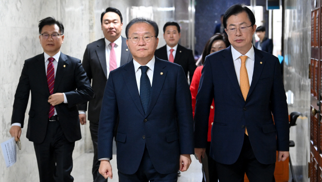 윤재옥(오른쪽 두 번째) 국민의힘 원내대표 등 원내지도부가 1일 오전 국회에서 열린 원내대책회의에 참석하기 위해 들어서고 있다. 오른쪽은 이만희 사무총장. 곽성호 기자