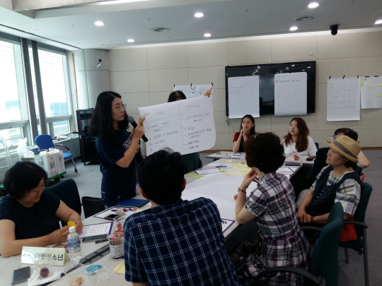 2019년 경기 용인시가 주최한 ‘지금 깊이 모두의 성평등’ 워크숍에서 참가자들이 성평등 문화 확산에 관해 토론하고 있다. 용인시청 제공