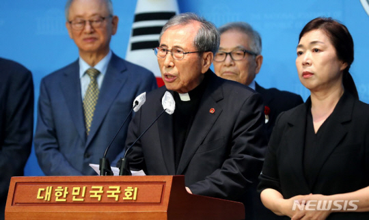 야권 원로인 함세웅 신부가 지난 9월 25일 국회에서 이재명 더불어민주당 대표의 구속 문제와 관련 기자회견을 하는 모습. 뉴시스.