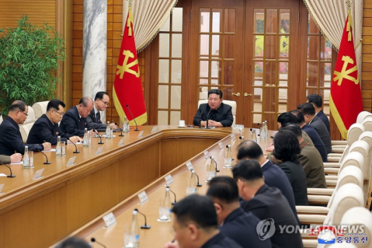 북한 노동당 중앙위원회 정치국이 지난 1일 회의를 열어 12월 하순 당 중앙위원회 제8기 제9차 전원회의 소집을 전원 찬성으로 결정했다고 조선중앙통신이 2일 보도했다. 연합뉴스.