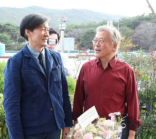 문재인 전 대통령이 지난달 9일 오후 경남 양산시 하북면 평산마을 평산책방에서 열린 ‘디케의 눈물, 조국 작가와의 만남’을 찾아 조국 전 법무부 장관과 인사하고 있다. 연합뉴스.