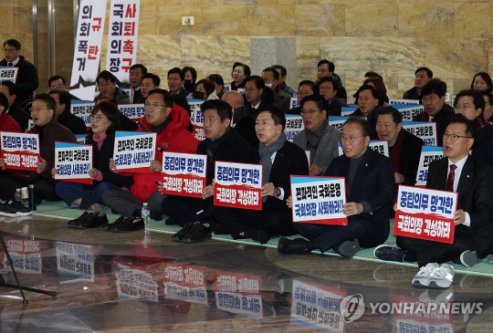 김기현 대표, 윤재옥 원내대표 등 국민의힘 지도부를 비롯한 당 소속 의원 50여 명이 지난 1일 오전 7시 국회 본청 로텐더홀에서 ‘의회폭거 대응 비상의원총회’를 진행하는 모습. 연합뉴스.