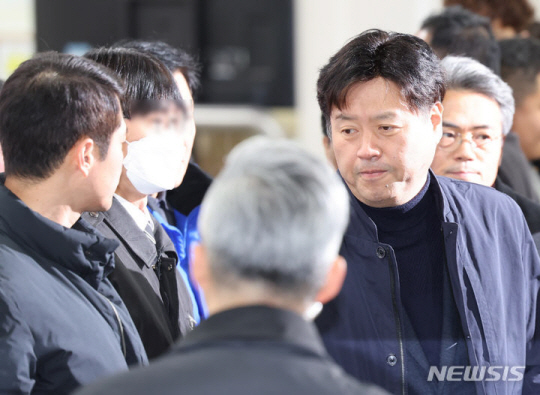 김용 전 더불어민주당 민주연구원 부원장이 지난달 30일 오후 서울 서초구 서울중앙지방법원에서 열린 민주당 불법 대선자금 의혹 사건 관련 선고 공판에 출석한 모습. 뉴시스.