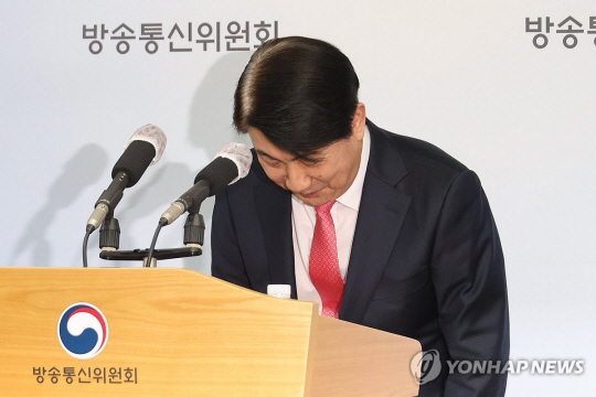 이동관 방송통신위원회 위원장이 국회 본회의 탄핵안 처리를 앞둔 지난 1일 오후 정부과천청사에서 진행한 사퇴 기자회견에서 인사하고 있다. 연합뉴스.