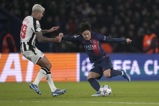 11월 29일 열린 프랑스 리그1 뉴캐슬 유나이티드전에 출전한 이강인(오른쪽). AP연합뉴스