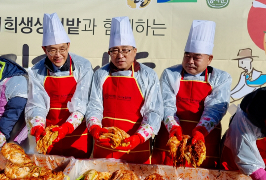 지난 1일 2023 ‘국회 상생텃밭 김장나눔행사’ 현장에서 한훈(왼쪽) 농림축산식품부 차관과 김춘진(가운데) 한국농수산식품유통공사 사장 등이 직접 김장을 담그고 있다. (aT 제공)