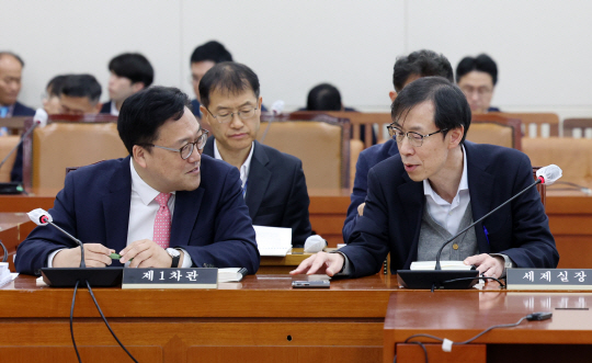 김병환(왼쪽) 기획재정부 1차관과 정정훈 세제실장이 지난달 27일 서울 여의도 국회에서 열린 기획재정위원회 조세소위원회에서 대화를 하고 있다.뉴시스