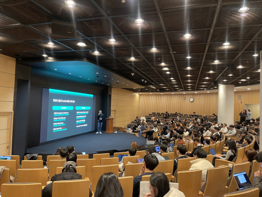 윤시현 현대차 매니저가 지난 1일 서울 중구 SK텔레콤 T타워 4층 수펙스 홀에서 열린 개발자 콘퍼런스 제1회 ‘데브챗’에서 ‘주문자상표부착생산(OEM) 회사에서의 데브렐, 정보기술(IT) 업계의 데브렐과 어떤 점이 가장 다른가?’를 주제로 설명 중인 가운데 참석자들이 강연에 열중하고 있다. 이예린 기자