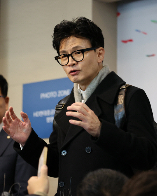 한동훈 법무부 장관이 11월 24일 오전 울산 동구 HD현대중공업을 방문한 자리에서 취재진의 질문에 답하고 있다.