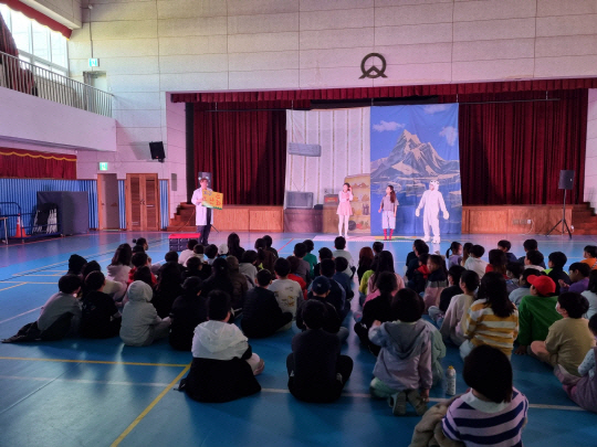 서울 강북구가 지난 10월 인수초등학교에서 학교로 찾아가는 교육연극 프로그램의 곰곰이 연극공연을 열었다. 강북구청 제공