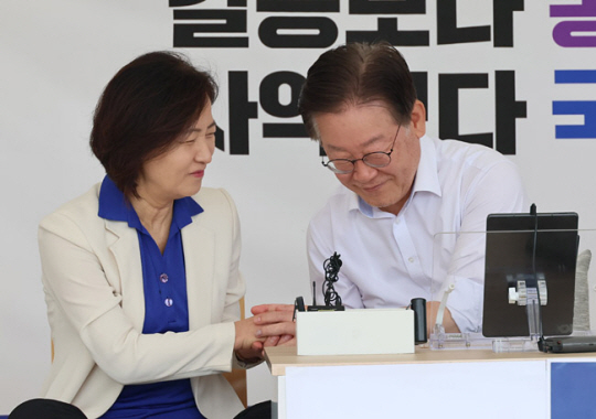 추미애 전 법무부 장관이 지난 9월 3일 국회 본청 앞에서 나흘째 단식을 이어가던 이재명 더불어민주당 대표와 손을 맞잡고 있다. 연합뉴스