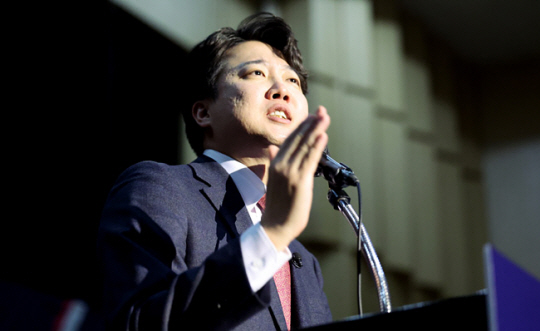 이준석 전 국민의힘 대표가 지난달 26일 대구 북구 엑스코 오디토리움에서 열린 ‘더 나은 미래를 향한 우리의 고민‘ 토크 콘서트에서 발언하고 있다. 뉴시스