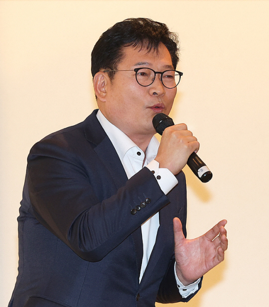 송영길 전 더불어민주당 대표가 2일 대구 수성구 만촌동 인터불고호텔에서 열린 자신의 저서 ‘송영길의 선전포고’ 북콘서트에서 발언하고 있다. 연합뉴스