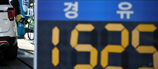전국 주유소 판매 휘발유·경유 가격이 8주 연속 떨어진 3일 서울시내의 한 주유소를 찾은 시민들이 차량에 주유를 하고 있다. 박윤슬 기자