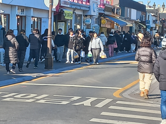지난 1일 오후 경북 경주시 황리단길에 관광객들로 북적이고 있다. 경주시청 제공