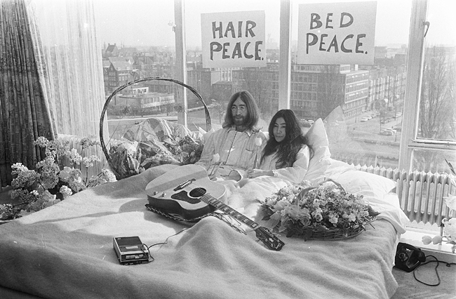 베트남 전쟁이 한창이던 1969년 3월, 존 레넌과 오노 요코가 신혼여행지인 네덜란드 암스테르담 힐튼호텔 방에서 ‘평화를 위한 침대 시위’를 벌이고 있다. 위키피디아