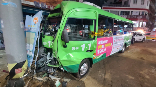 부산 동구 범일동 부산진시장 앞 도로에서 마을버스가 사고로 파손됐다. 부산소방재난본부 제공