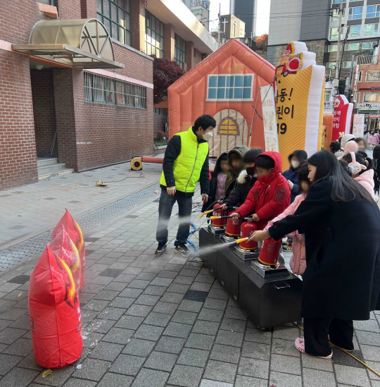 지난 11월 24일 찾아가는 어린이 안전 체험 교육이 공덕초등학교에서 진행돼 어린이들이 소화기를 직접 분사하고 있다.마포구청 제공