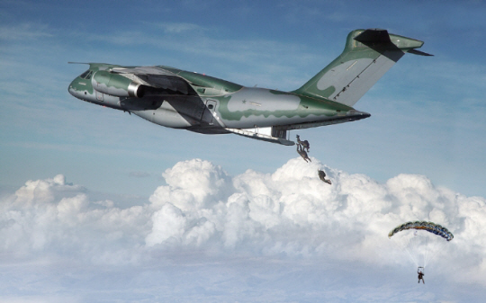 브라질 항공제조업체 엠브라에르의 대형 수송기 KC-390의 비행 중 낙하훈련 모습. 대형수송기 2차 사업에서 최종 선정됐다. 엠브라에르 제공