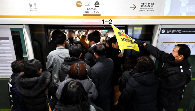4일 오전 경기 김포시 고촌역 김포골드라인 서울 방면 승강장에서 시민들이 이미 만원인 열차를 타기 위해 애쓰고 있다. 김포골드라인은 대표적인 ‘지옥철’로 꼽힌다. 문화일보·케이스탯리서치 여론조사에서 김포시의 서울 편입을 찬성하는 이유로 가장 많은 응답자가 ‘교통난 해소’를 꼽았다. 백동현 기자