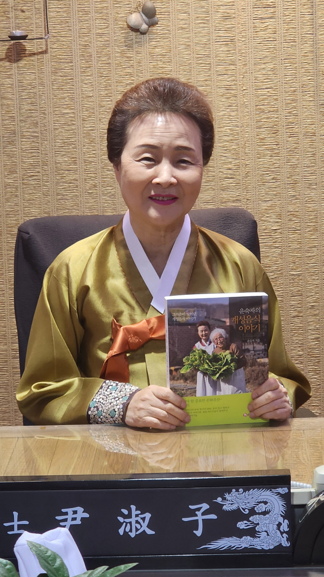 윤숙자 대표는 “실향민 김금옥 선생님에게서 많이 배웠기에 책 ‘개성음식 이야기’의 표지에 저와 함께 찍은 사진을 실어서 존경을 표했다”고 했다.