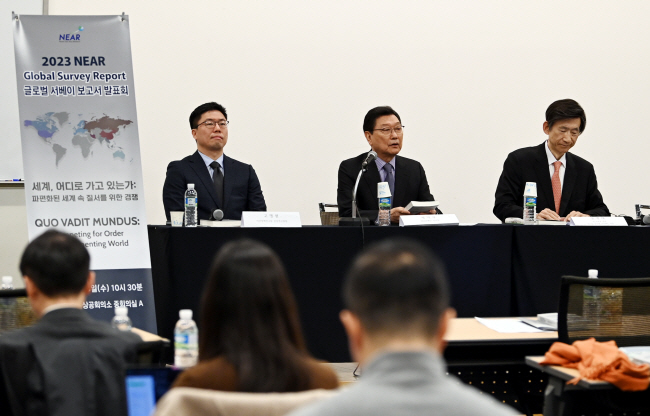 5일 오전 서울 중구 대한상공회의소에서 열린 니어(NEAR)재단의 ‘세계, 어디로 가고 있는가: 파편화된 세계 속 질서를 위한 경쟁, 2023 NEAR 글로벌 서베이 보고서’ 발표 기자간담회에서 정덕구 이사장이 발언하고 있다. 왼쪽부터 고명현 아산정책연구원 선임연구위원, 정 이사장, 윤병세 니어 글로벌 서베이 리포트 회장.  박윤슬 기자
