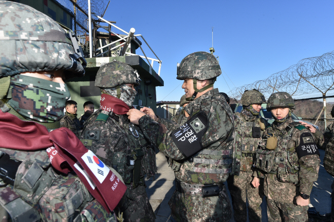 ‘군사경찰 MP’ 완장을 찬 김명수 합참의장이 지난달 30일 동부전선 최전방 GP를 방문해 임무완수에 여념이 없는 장병들을 격려하고 있다. 합참 제공
