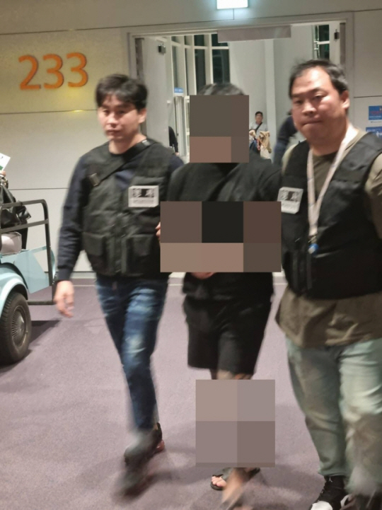 호찌민 공항에서 국내로 송환되는 A 씨. 충남경찰청 제공