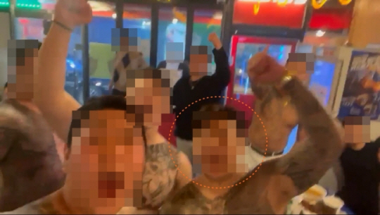 &quot;전국 파이팅&quot; 구호 외치는 전국회 조직원들과 A씨. 충남경찰청 제공