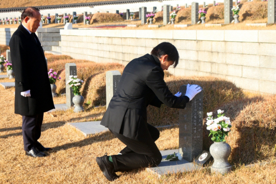 조국 전 법무부 장관이 5일 오전 광주 북구 국립 5·18 민주묘지에서 조국 전 법무부 장관이 참배하고 있다. 국립 5·18 민주묘지 제공 연합뉴스
