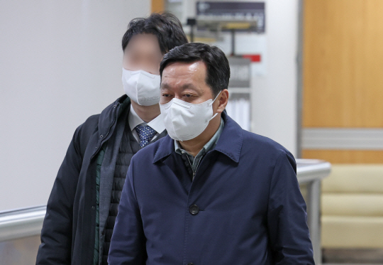 정진상 전 더불어민주당 대표실 정무조정실장이 5일 오전 서울 서초구 서울중앙지법에서 열린 재판에 출석하고 있다. 연합뉴스