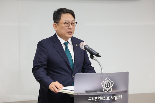 김영훈 대한변호사협회장이 지난 10월 서울 서초구 변협회관에서 이균용 대법원장 후보자 임명동의안 부결 관련 기자회견을 하고 있다. 연합뉴스