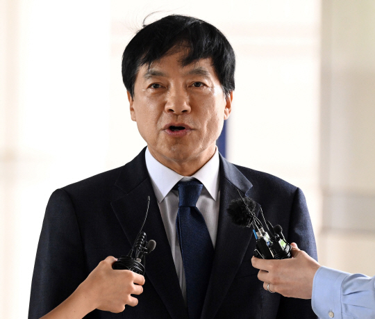 김학의 전 법무부 차관의 출국을 불법으로 금지한 혐의로 기소된 이성윤 법무연수원 연구위원이 지난 7월 항소심 첫 공판에 출석하면서 입장을 밝히고 있다. 뉴시스