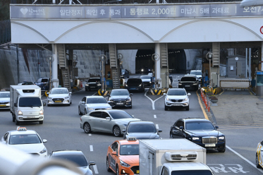 지난달 29일 오전 서울 중구 남산 3호터널에서 차량이 나오고 있다. 서울시는 올해 3월부터 5월까지 남산 1·3호 터널에서 혼잡통행료 면제 실험을 했다. 김동훈 기자