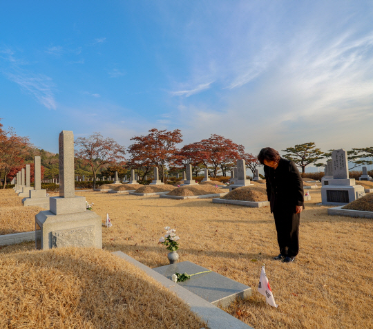 강정애 국가보훈부 장관 후보자가 5일 오전 인사청문회 준비 사무실로 출근하기 전 서울시 동작구 국립서울현충원에 들러 독립운동가인 시조부 권준 장군의 묘역에 들려 헌화를 하고 있다 . 국가보훈부 제공