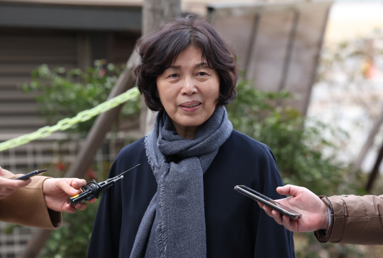 강정애 국가보훈부 장관 후보자가 5일 인사청문회 준비 사무실이 마련된 서울 용산구 한 주상복합 건물 앞에서 취재진 질문에 답하고 있다. 뉴시스
