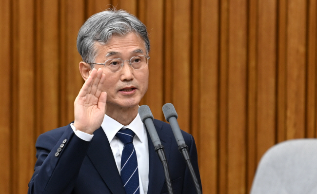 조희대 대법원장 후보자가 5일 오전 국회에서 열린 인사청문특별위원회에 참석해 선서를 하고 있다. 곽성호 기자